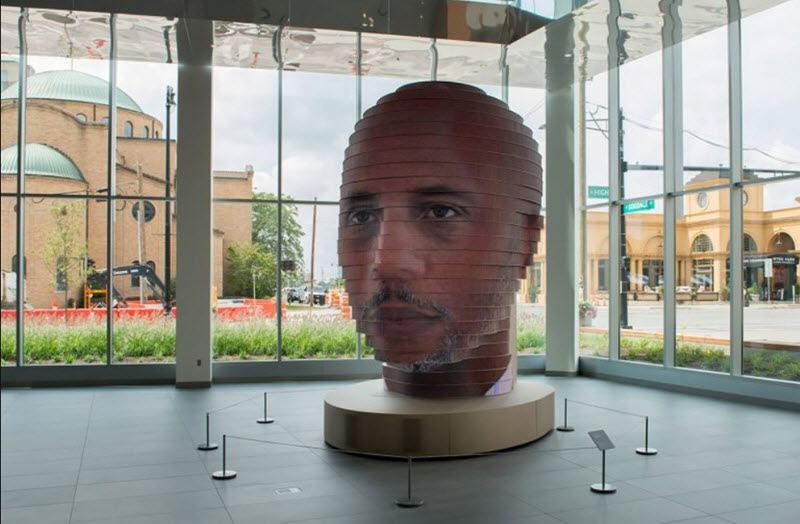 Esculturas cabezas humanas con pantallas LED