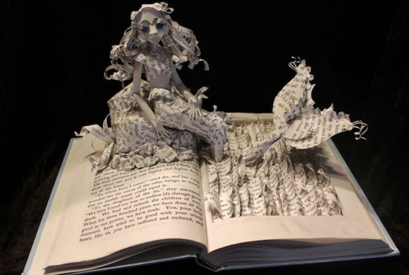 Obras de arte en papel dentro de libros